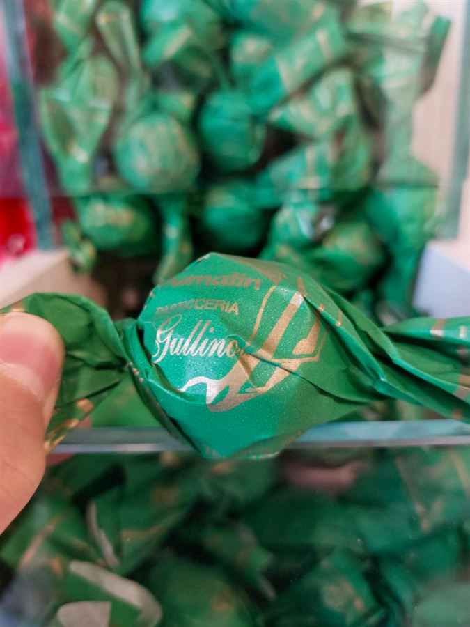 Cioccolatini incartati a mano della pasticceria Gullino