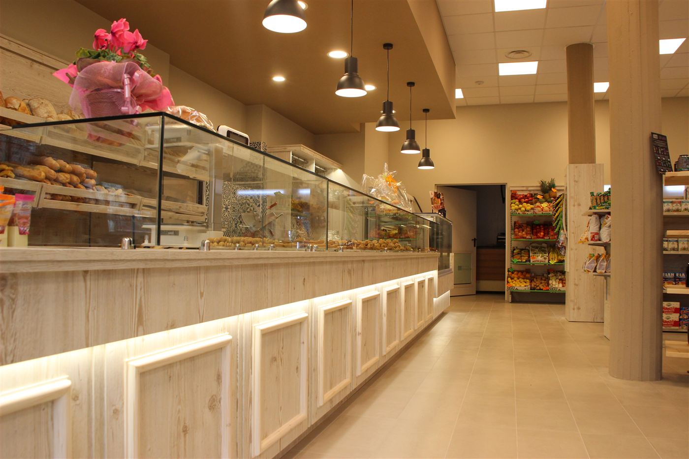 Bancone della Bottega Gullino con pane fresco in vetrina