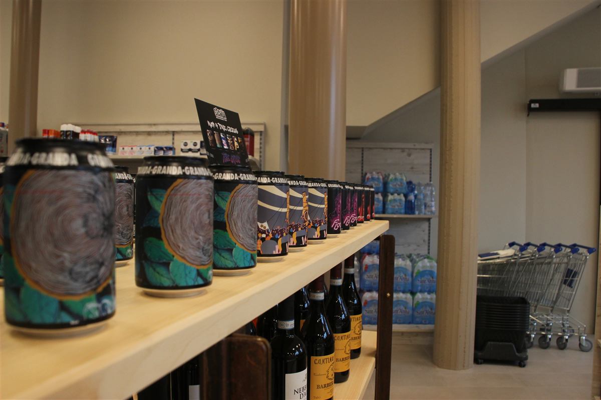 Scaffali del minimarket con vini e prodotti selezionati