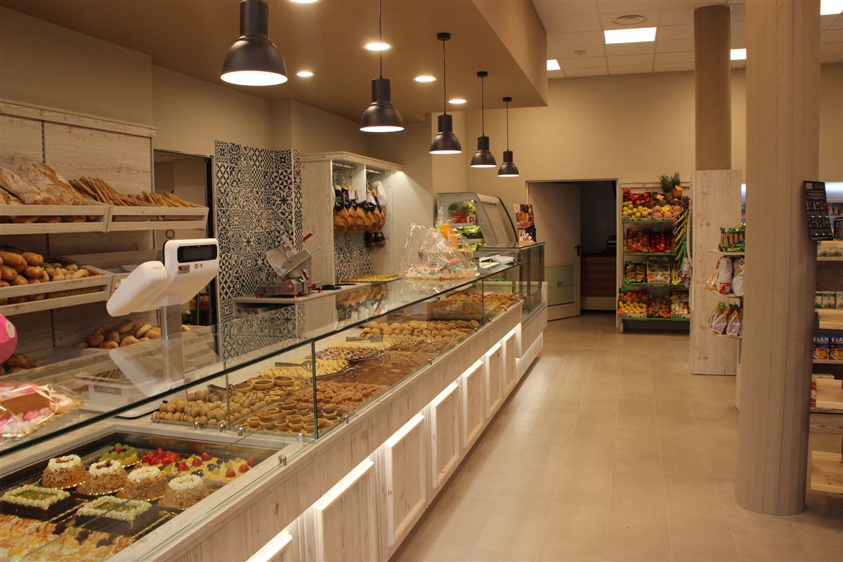 Bancone del pane appena sfornato nella Bottega Gullino